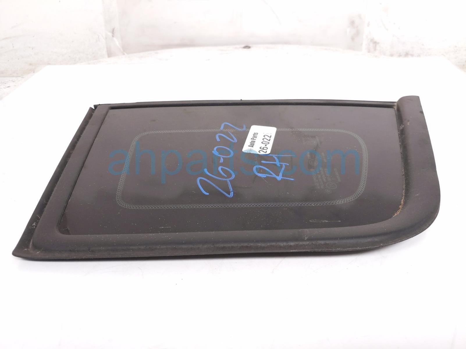 2018 Jeep Renegade Passenger Quarter Window Glass 68438137AA Replacement 2018 Jeep Renegade Passenger Quarter Window Glass 68438137AA Replacement thumbnail