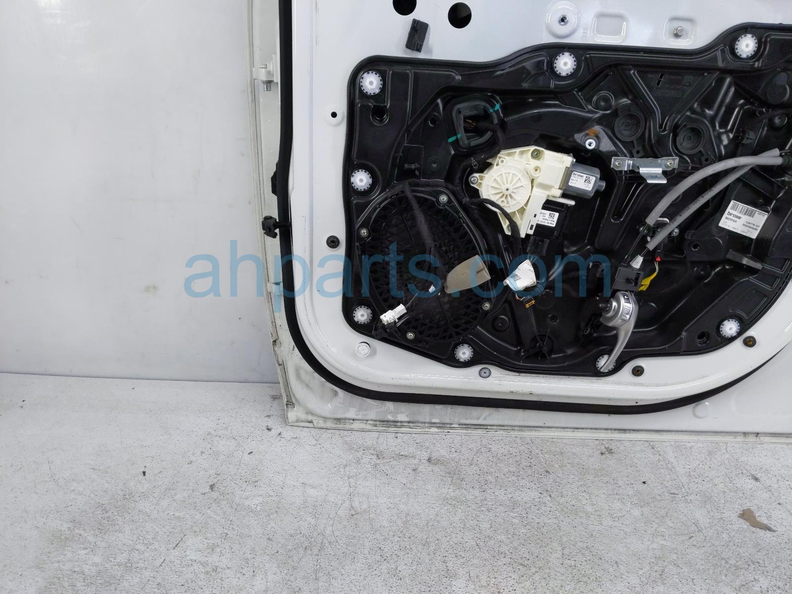 2018 Jeep Renegade Front Passenger Door White No Mirror/trim 68320801AA Replacement 2018 Jeep Renegade Front Passenger Door White No Mirror/trim 68320801AA Replacement thumbnail