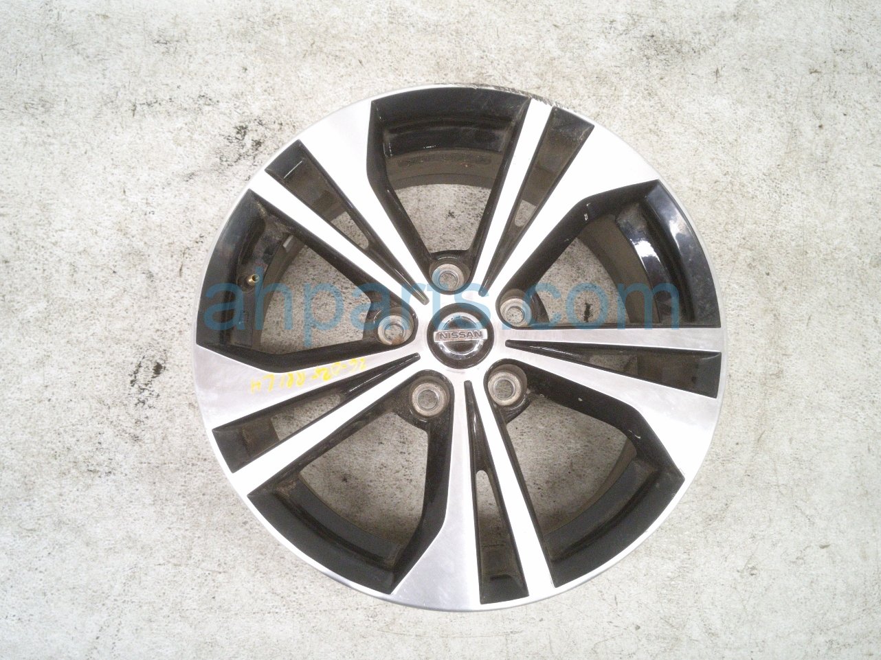 Nissan RR/LH WHEEL / RIM