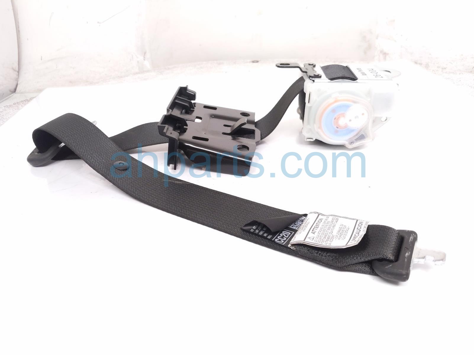 Toyota REAR MID SEAT BELT - BLACK - DC