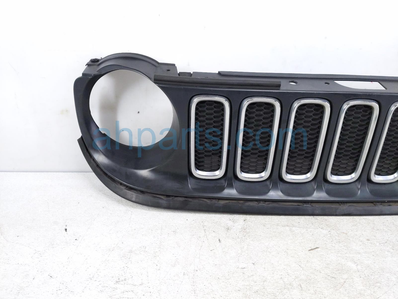 2018 Jeep Renegade Upper Grille Matte Blk/chrome 6RZ57TZZAA Replacement 2018 Jeep Renegade Upper Grille Matte Blk/chrome 6RZ57TZZAA Replacement thumbnail