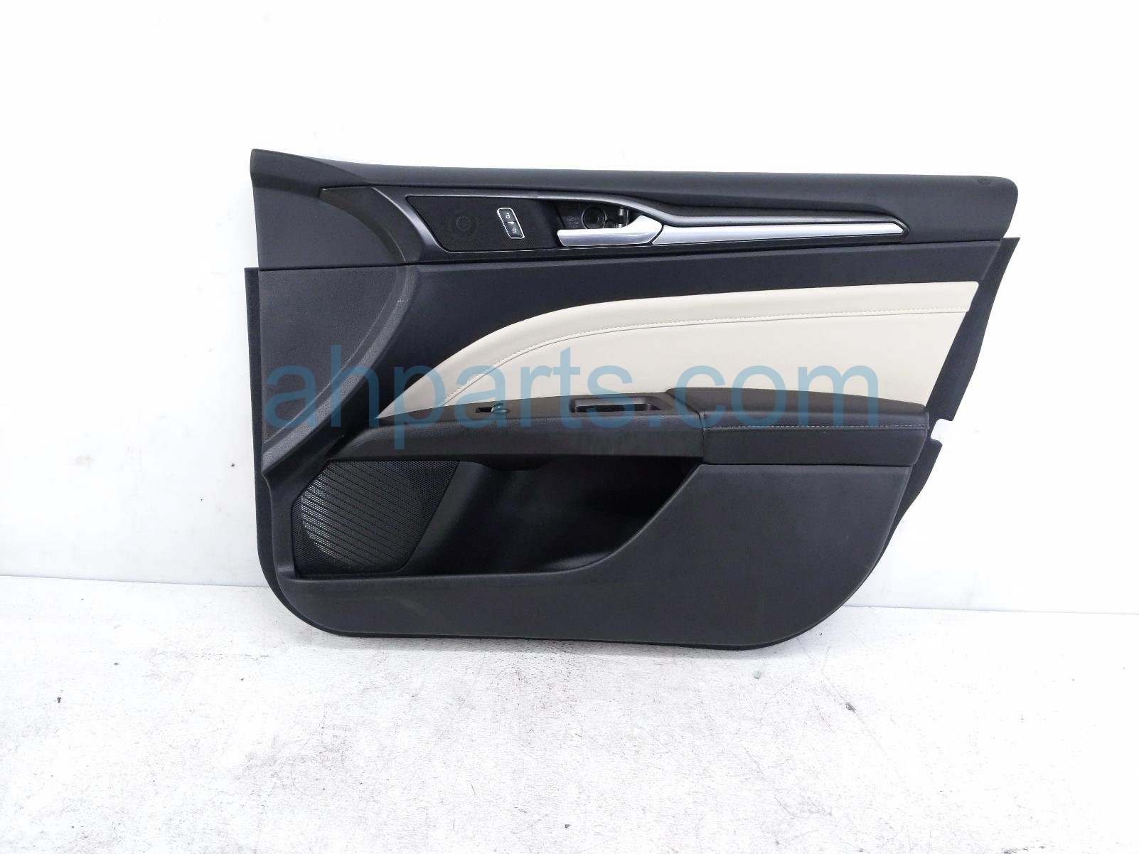 Ford FR/RH INTERIOR DOOR PANEL - TAN