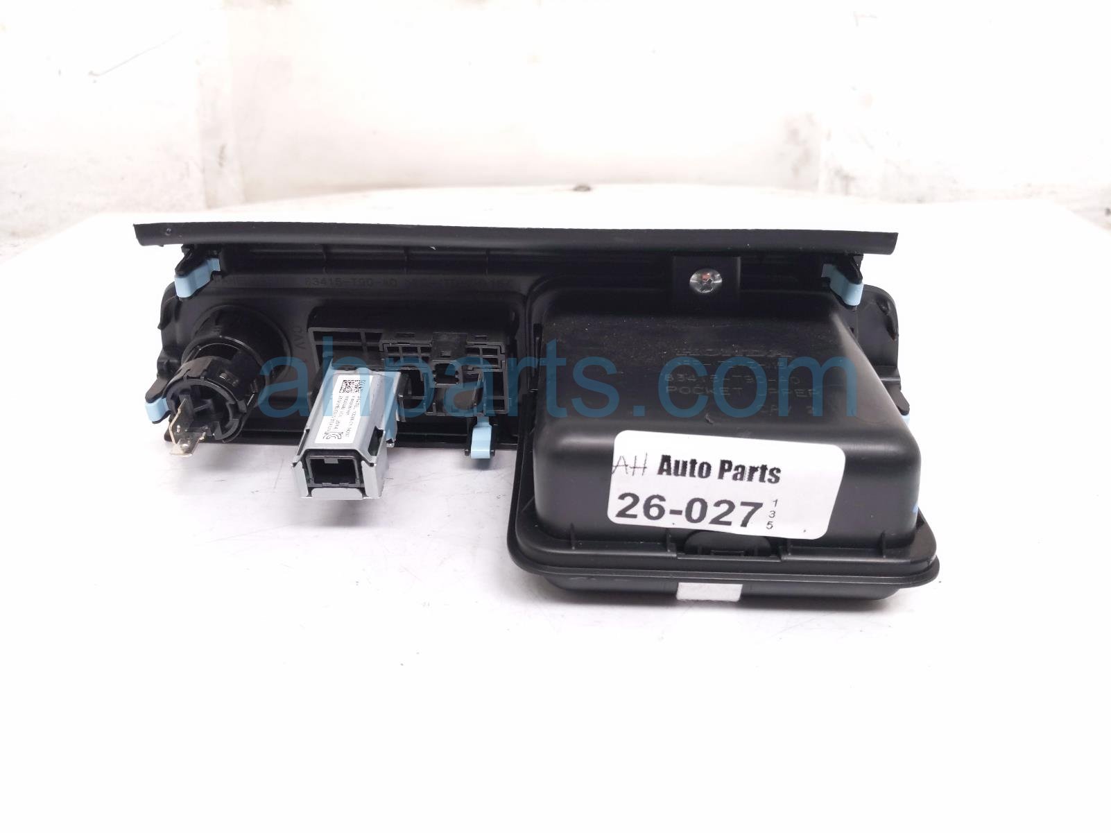 2025 Honda Pilot Center Console Usb Port W/trim blk 8A350 3T0 J01 Replacement 2025 Honda Pilot Center Console Usb Port W/trim blk 8A350 3T0 J01 Replacement thumbnail