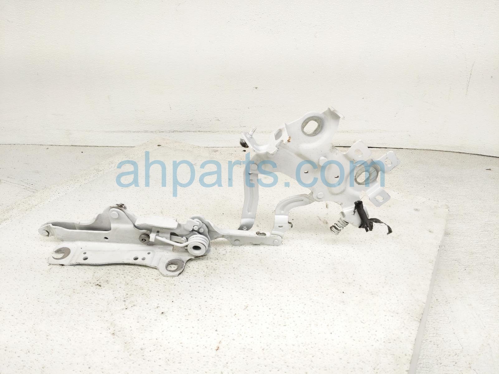 2017 BMW Minicooper Countryman Driver Hood Hinge White 41 00 7 449 379 Replacement 2017 BMW Minicooper Countryman Driver Hood Hinge White 41 00 7 449 379 Replacement thumbnail