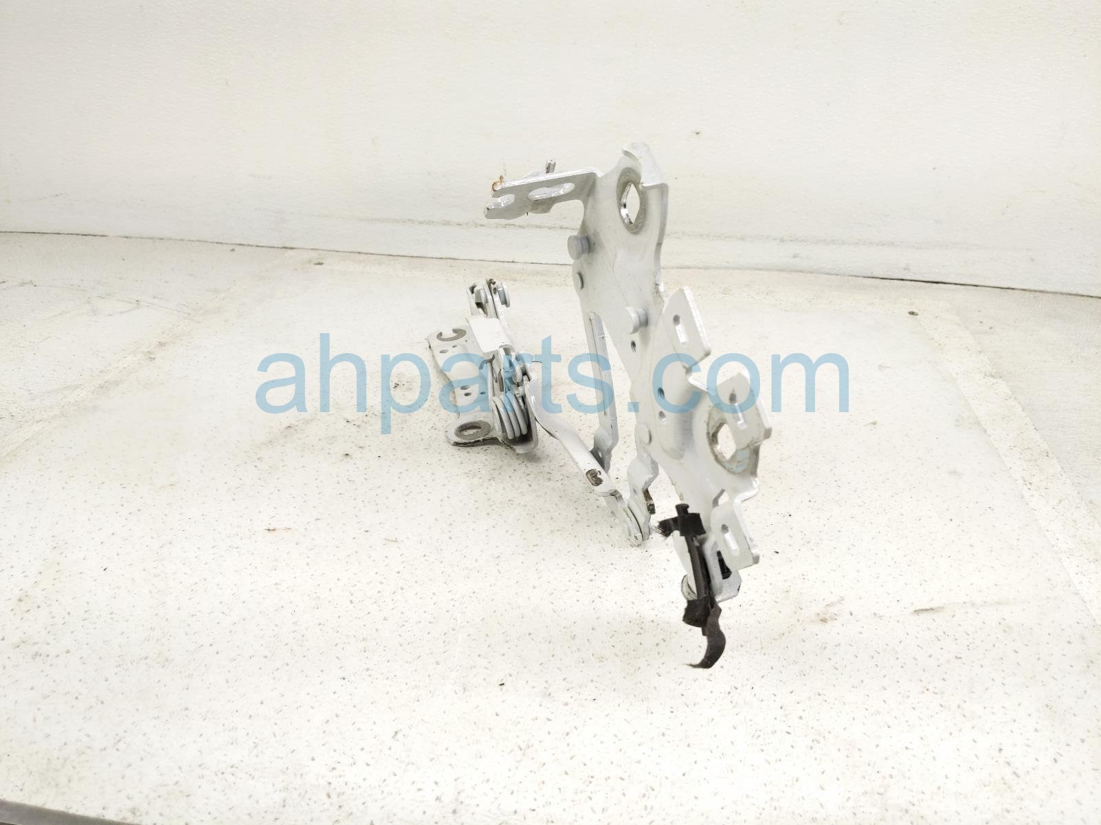 2017 BMW Minicooper Countryman Driver Hood Hinge White 41 00 7 449 379 Replacement 2017 BMW Minicooper Countryman Driver Hood Hinge White 41 00 7 449 379 Replacement thumbnail