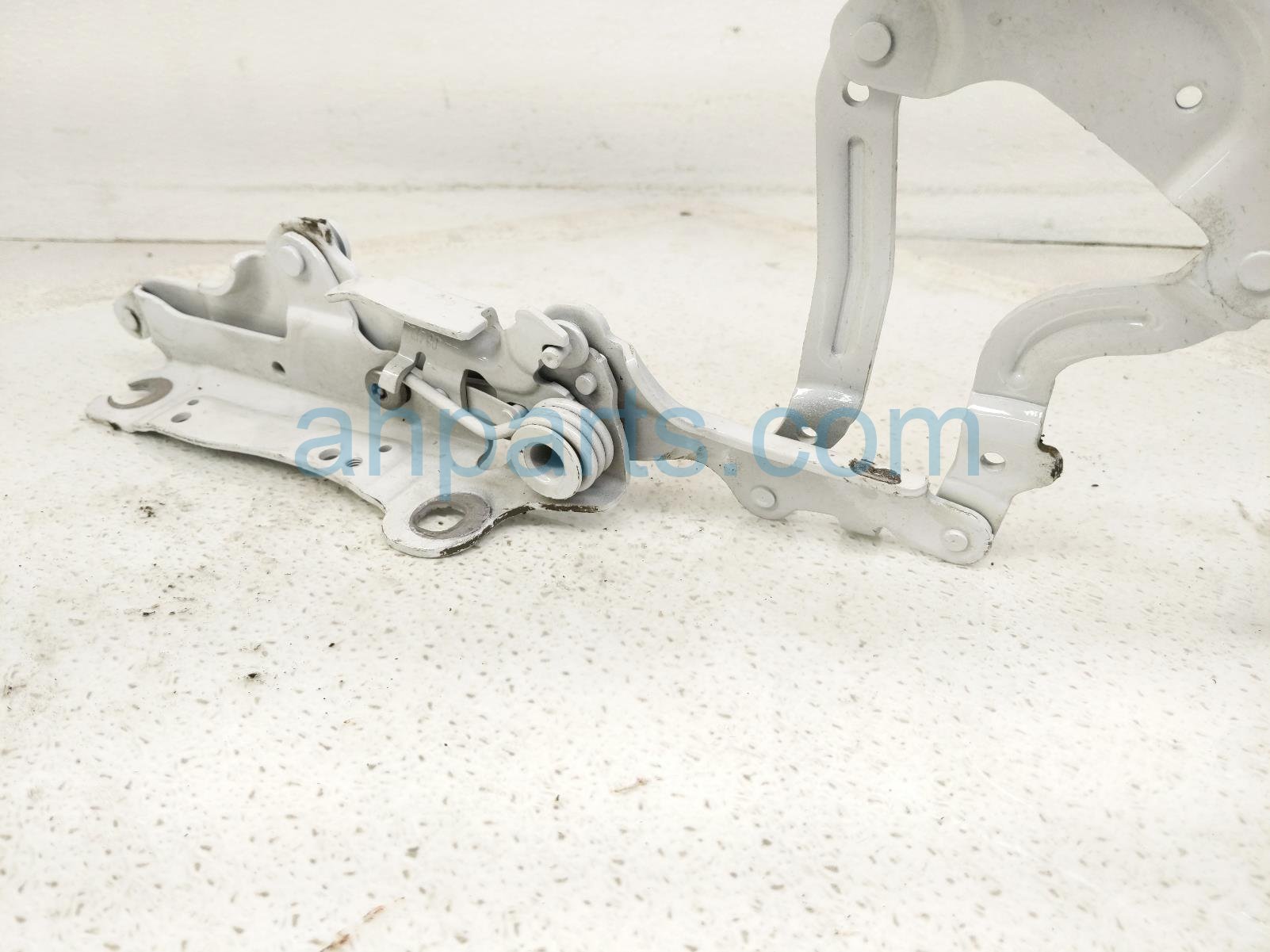 2017 BMW Minicooper Countryman Driver Hood Hinge White 41 00 7 449 379 Replacement 2017 BMW Minicooper Countryman Driver Hood Hinge White 41 00 7 449 379 Replacement thumbnail