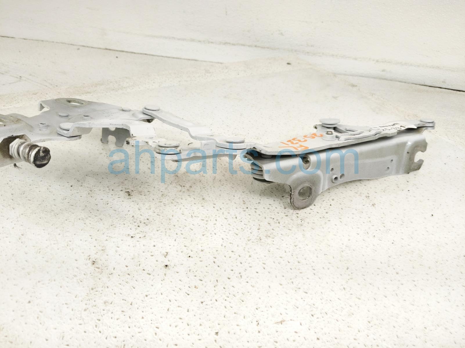 2017 BMW Minicooper Countryman Driver Hood Hinge White 41 00 7 449 379 Replacement 2017 BMW Minicooper Countryman Driver Hood Hinge White 41 00 7 449 379 Replacement thumbnail