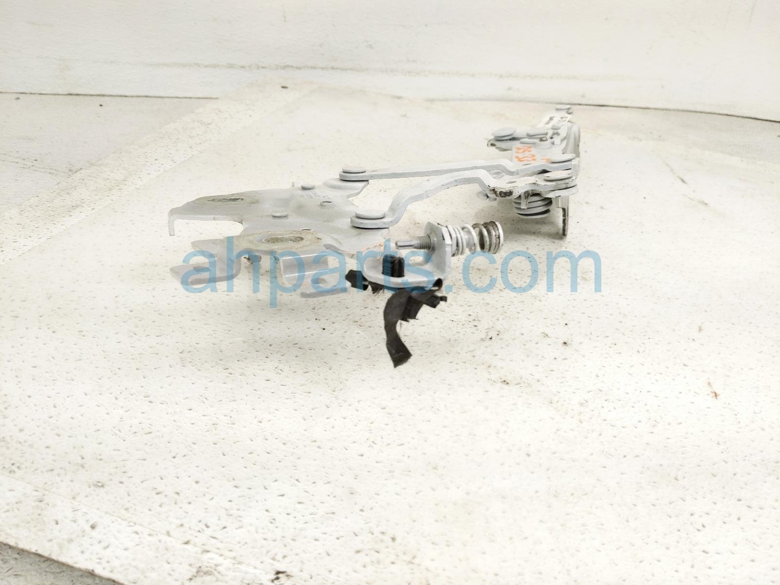 2017 BMW Minicooper Countryman Driver Hood Hinge White 41 00 7 449 379 Replacement 2017 BMW Minicooper Countryman Driver Hood Hinge White 41 00 7 449 379 Replacement thumbnail