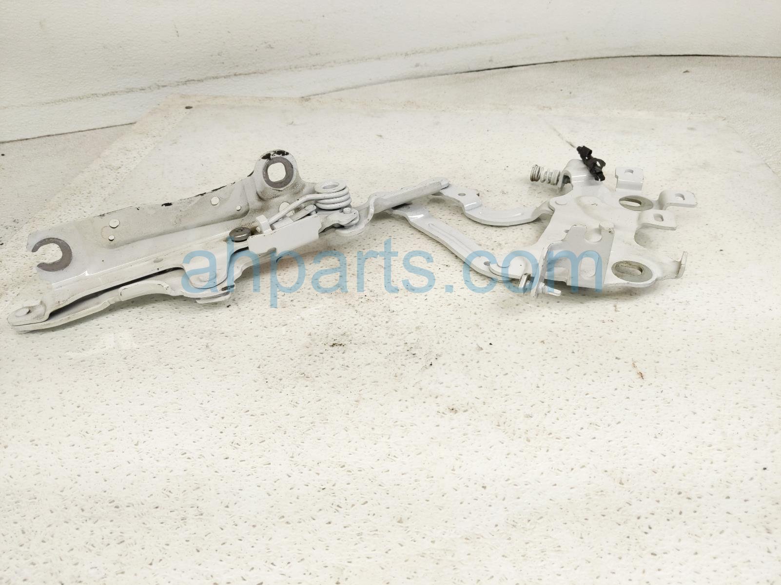 2017 BMW Minicooper Countryman Passenger Hood Hinge White 41 00 7 449 380 Replacement 2017 BMW Minicooper Countryman Passenger Hood Hinge White 41 00 7 449 380 Replacement thumbnail