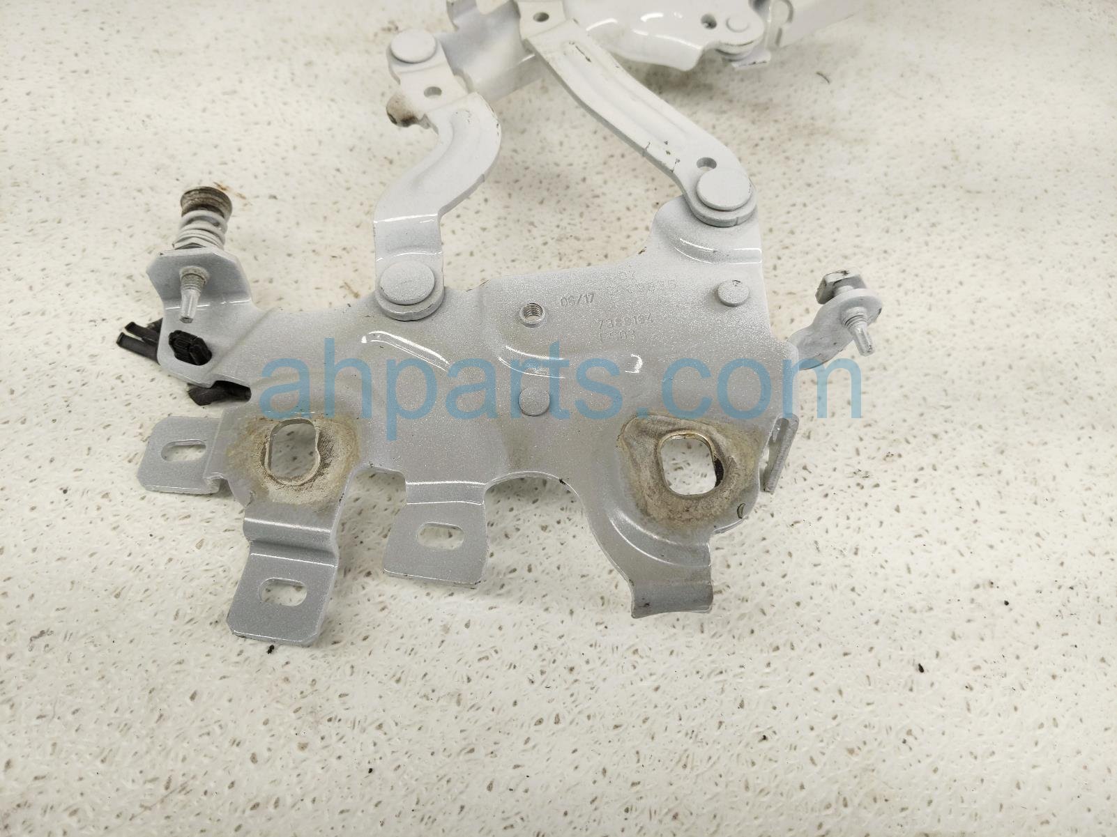 2017 BMW Minicooper Countryman Passenger Hood Hinge White 41 00 7 449 380 Replacement 2017 BMW Minicooper Countryman Passenger Hood Hinge White 41 00 7 449 380 Replacement thumbnail