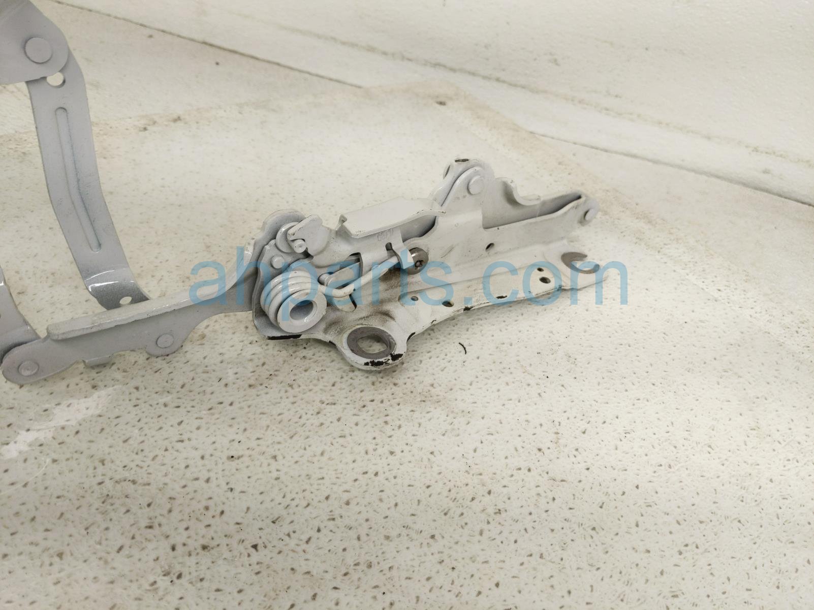 2017 BMW Minicooper Countryman Passenger Hood Hinge White 41 00 7 449 380 Replacement 2017 BMW Minicooper Countryman Passenger Hood Hinge White 41 00 7 449 380 Replacement thumbnail