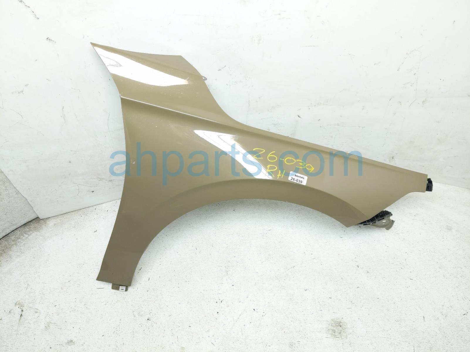 Honda RH FENDER - TAN *DENTED