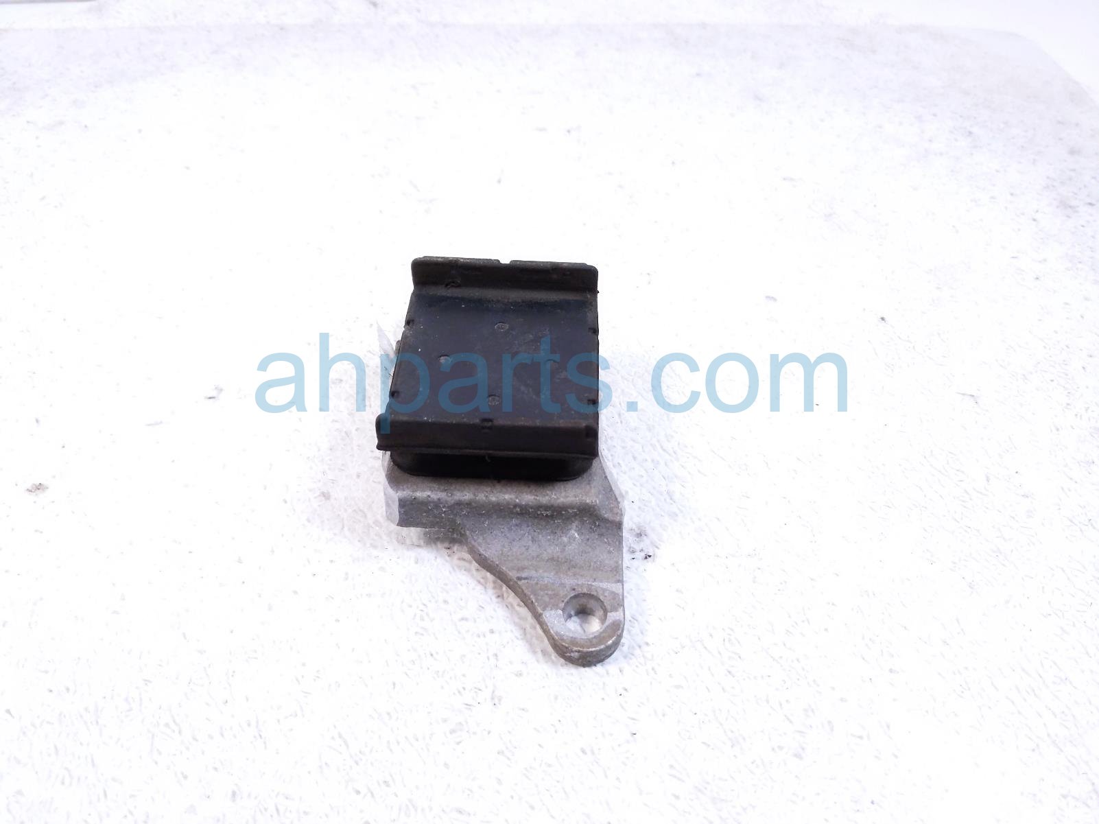 2023 Volvo Xc90 Rear Driver Rear Bracket 31681177 Replacement 2023 Volvo Xc90 Rear Driver Rear Bracket 31681177 Replacement thumbnail