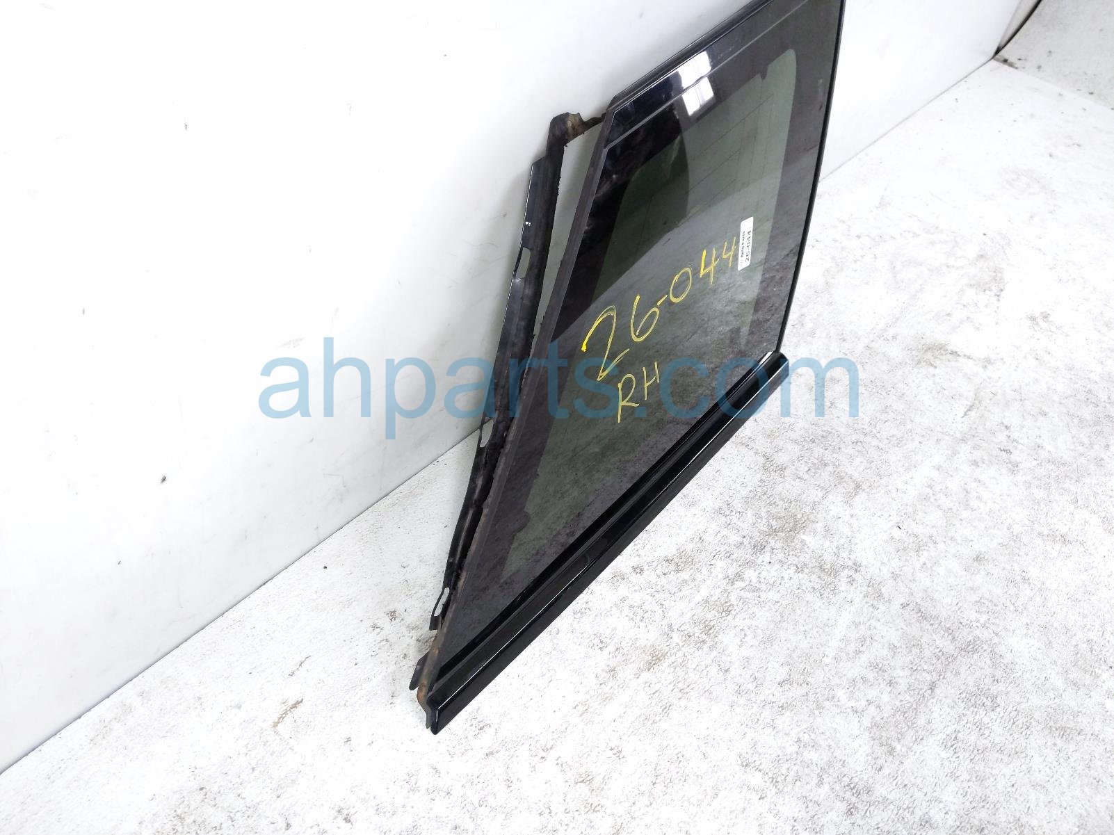 2020 Land Rover Range Rover Sport Passenger Quarter Window Glass LR044116 Replacement 2020 Land Rover Range Rover Sport Passenger Quarter Window Glass LR044116 Replacement thumbnail