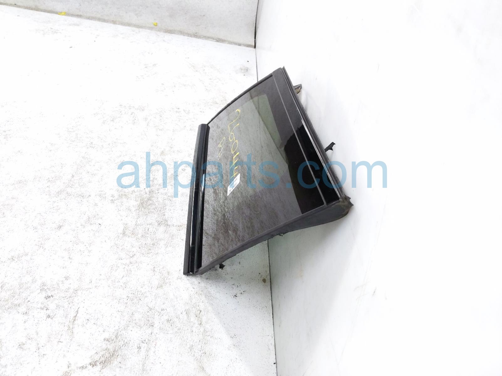 2020 Land Rover Range Rover Sport Passenger Quarter Window Glass LR044116 Replacement 2020 Land Rover Range Rover Sport Passenger Quarter Window Glass LR044116 Replacement thumbnail