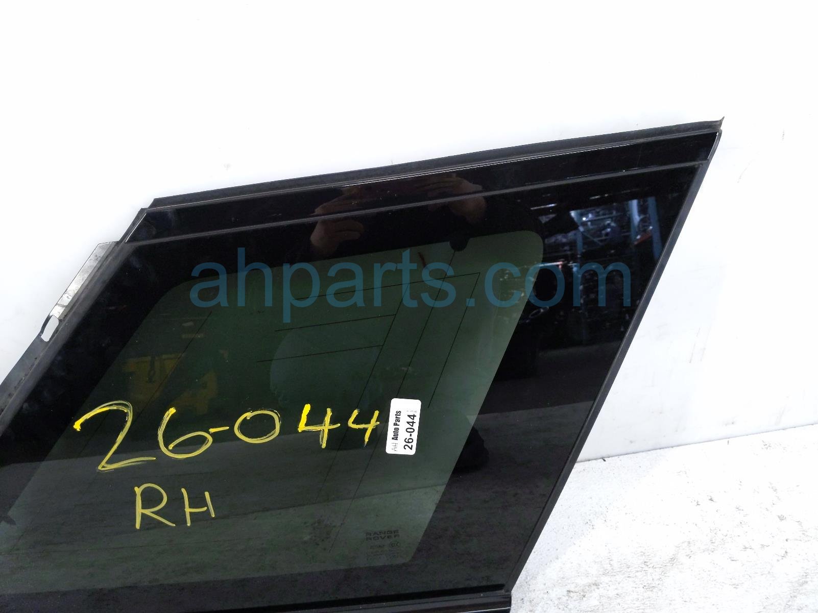 2020 Land Rover Range Rover Sport Passenger Quarter Window Glass LR044116 Replacement 2020 Land Rover Range Rover Sport Passenger Quarter Window Glass LR044116 Replacement thumbnail