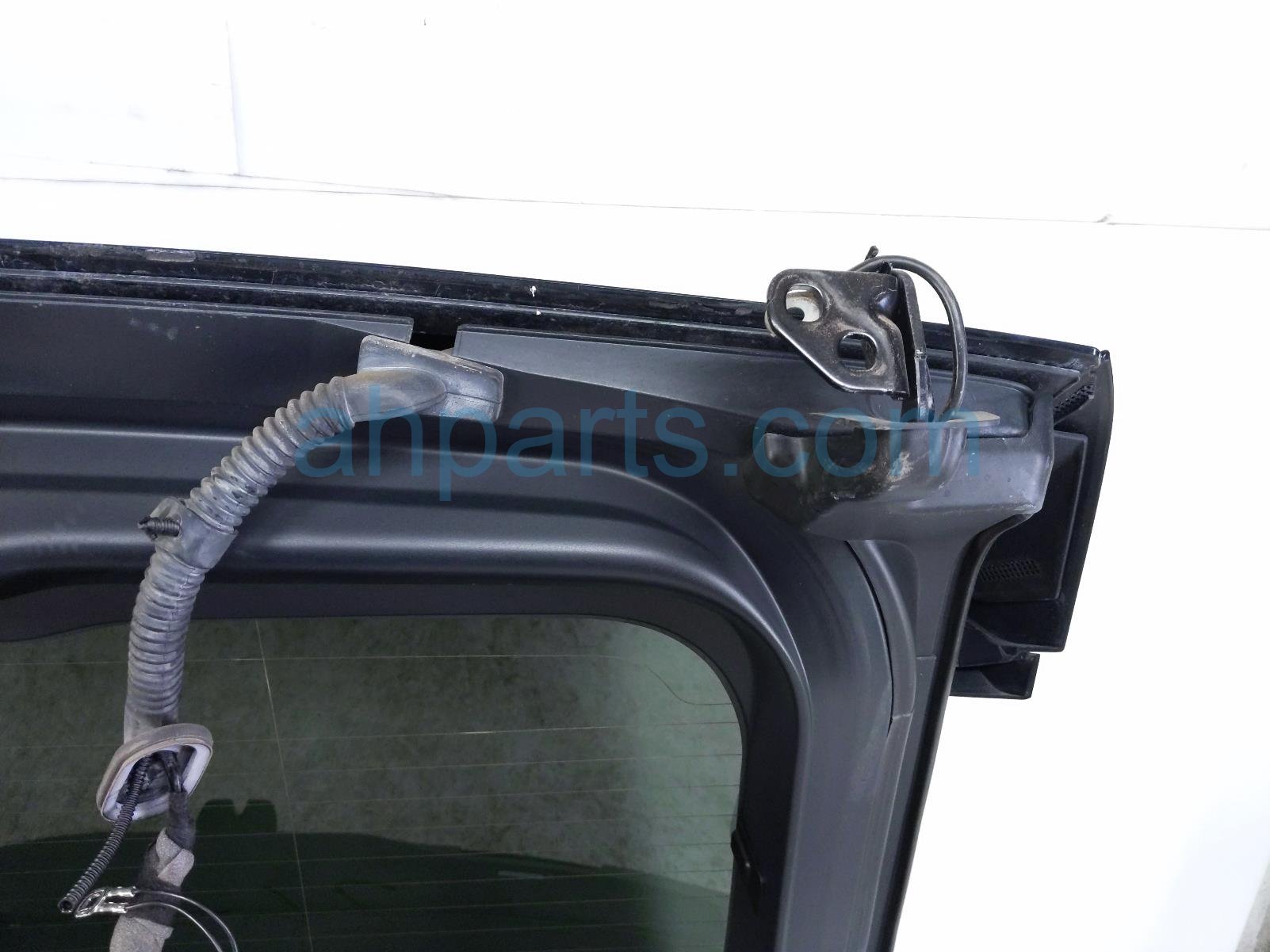 2020 Land Rover Range Rover Sport Deck Trunk Lid Lift Gate / Tail Gate Black LR181165 Replacement 2020 Land Rover Range Rover Sport Deck Trunk Lid Lift Gate / Tail Gate Black LR181165 Replacement thumbnail