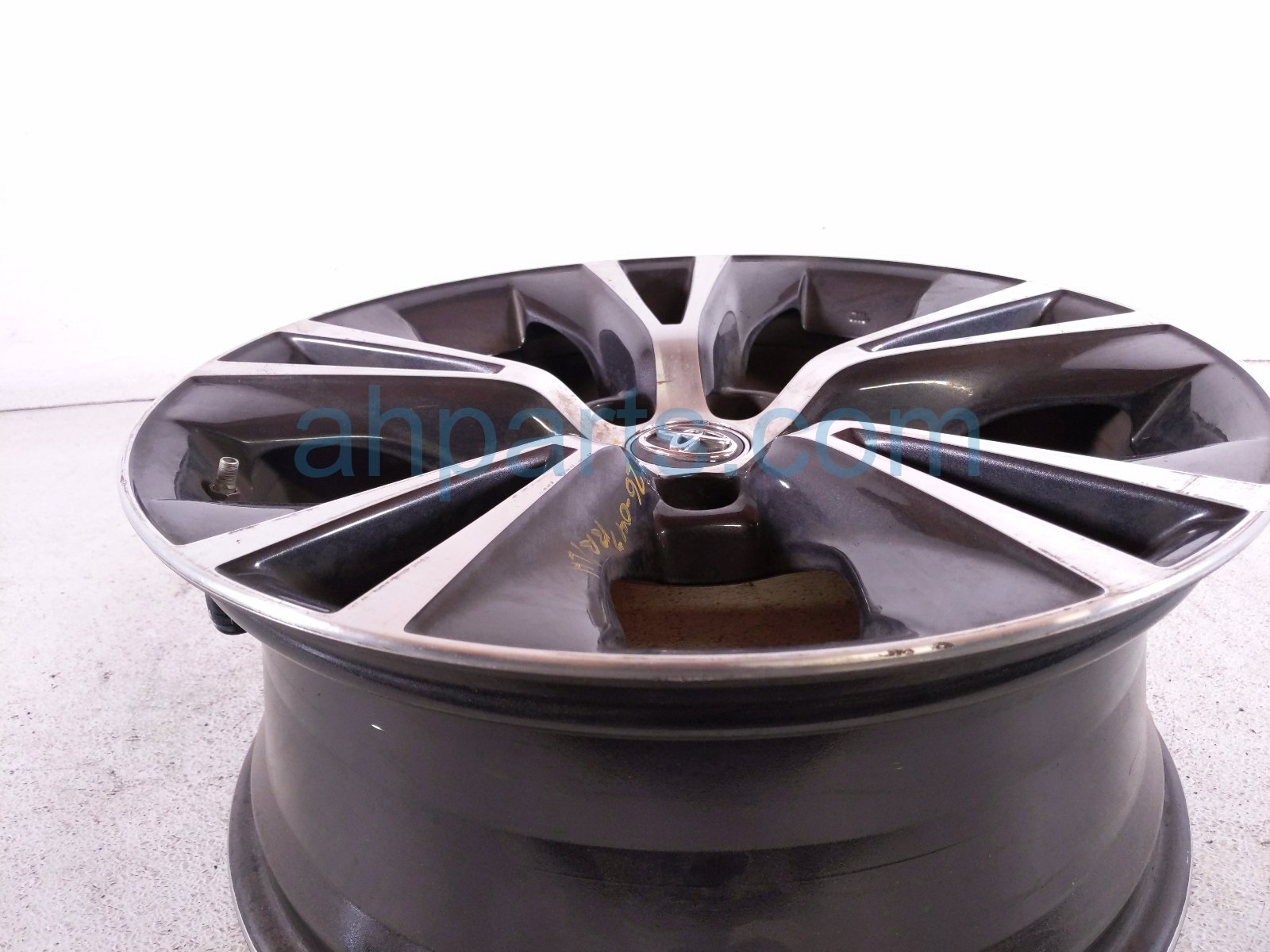 2019 Toyota Highlander Rear Driver Wheel / Rim 42611 0E440 Replacement 2019 Toyota Highlander Rear Driver Wheel / Rim 42611 0E440 Replacement thumbnail