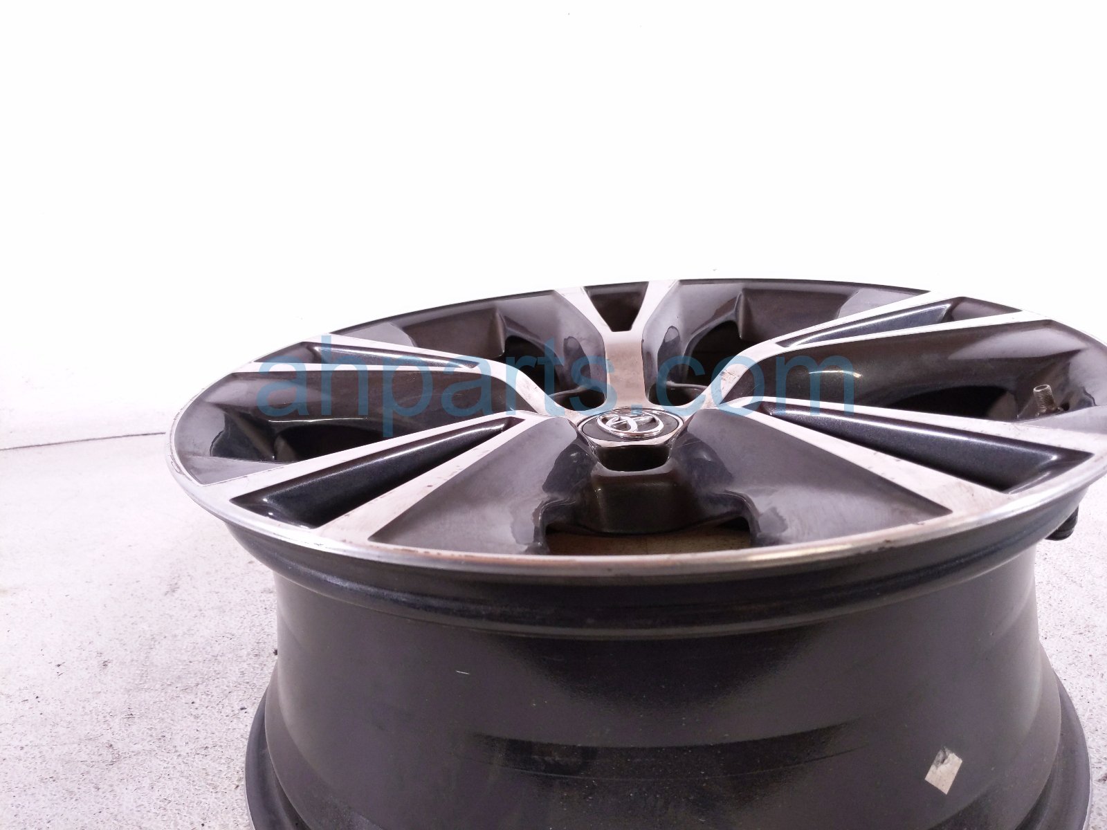 2019 Toyota Highlander Rear Driver Wheel / Rim 42611 0E440 Replacement 2019 Toyota Highlander Rear Driver Wheel / Rim 42611 0E440 Replacement thumbnail