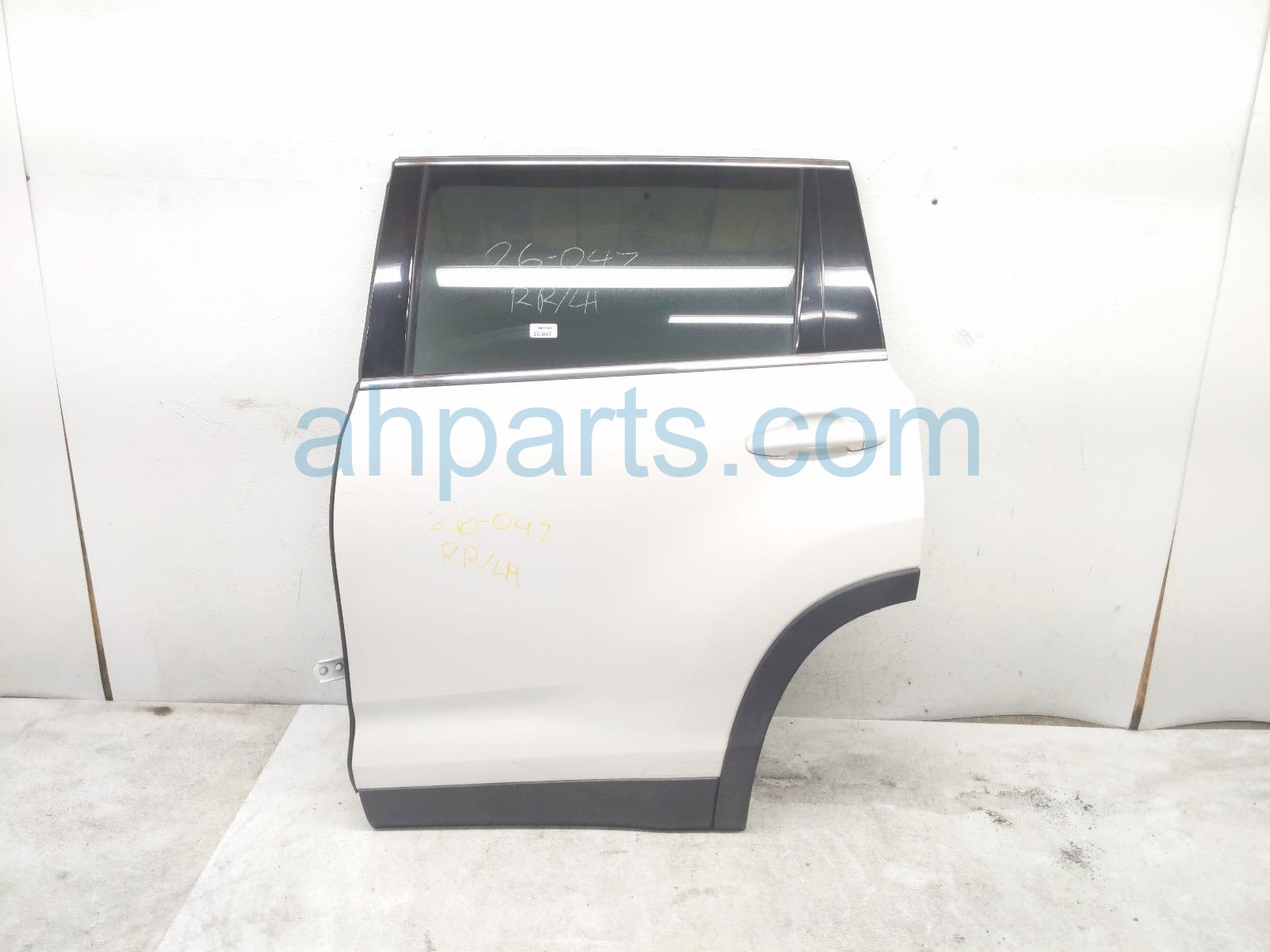 Toyota RR/LH DOOR - WHITE - NO INSIDE TRIM