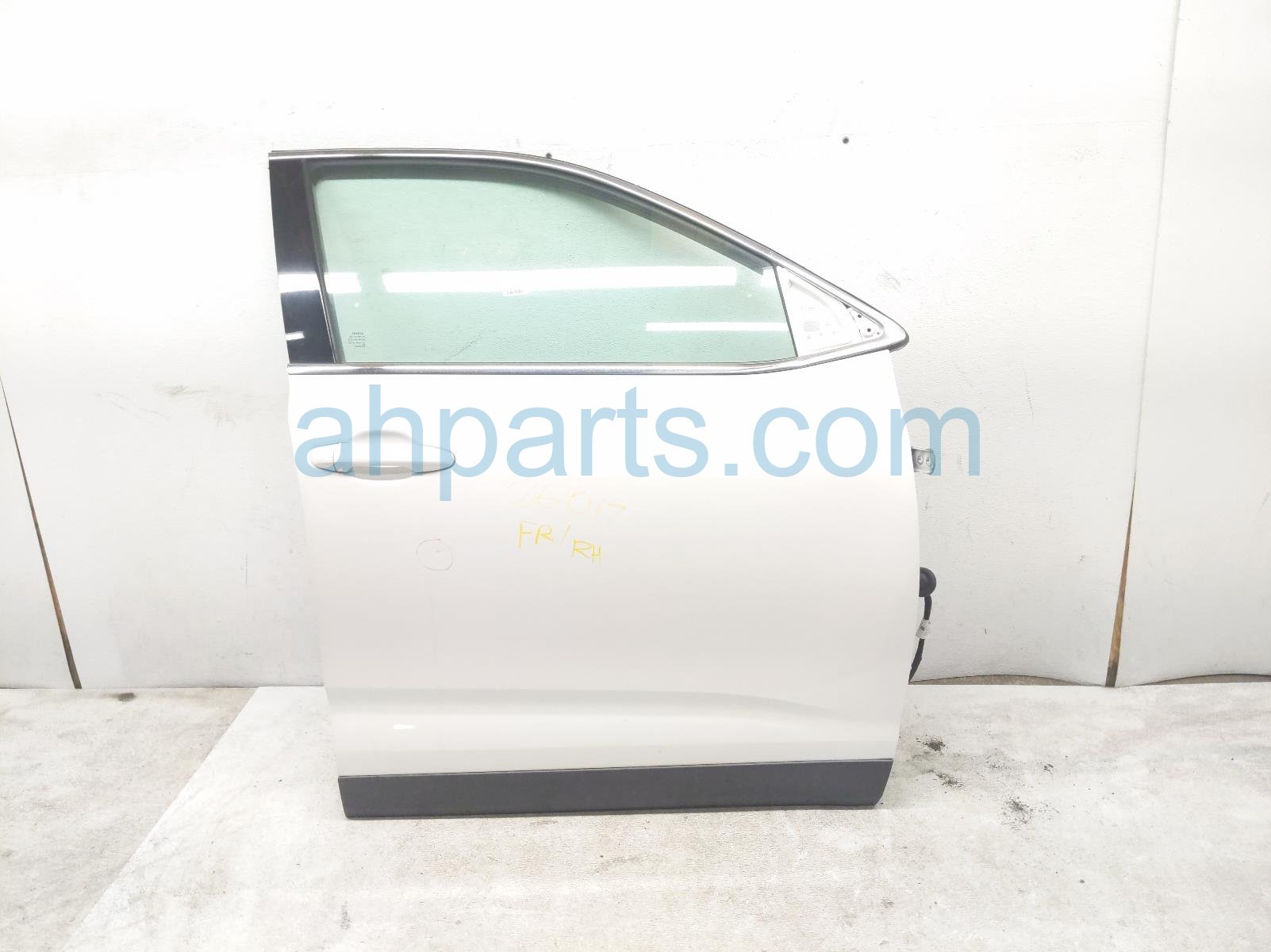 Toyota FR/RH DOOR - WHITE - NO MIRROR/TRIM
