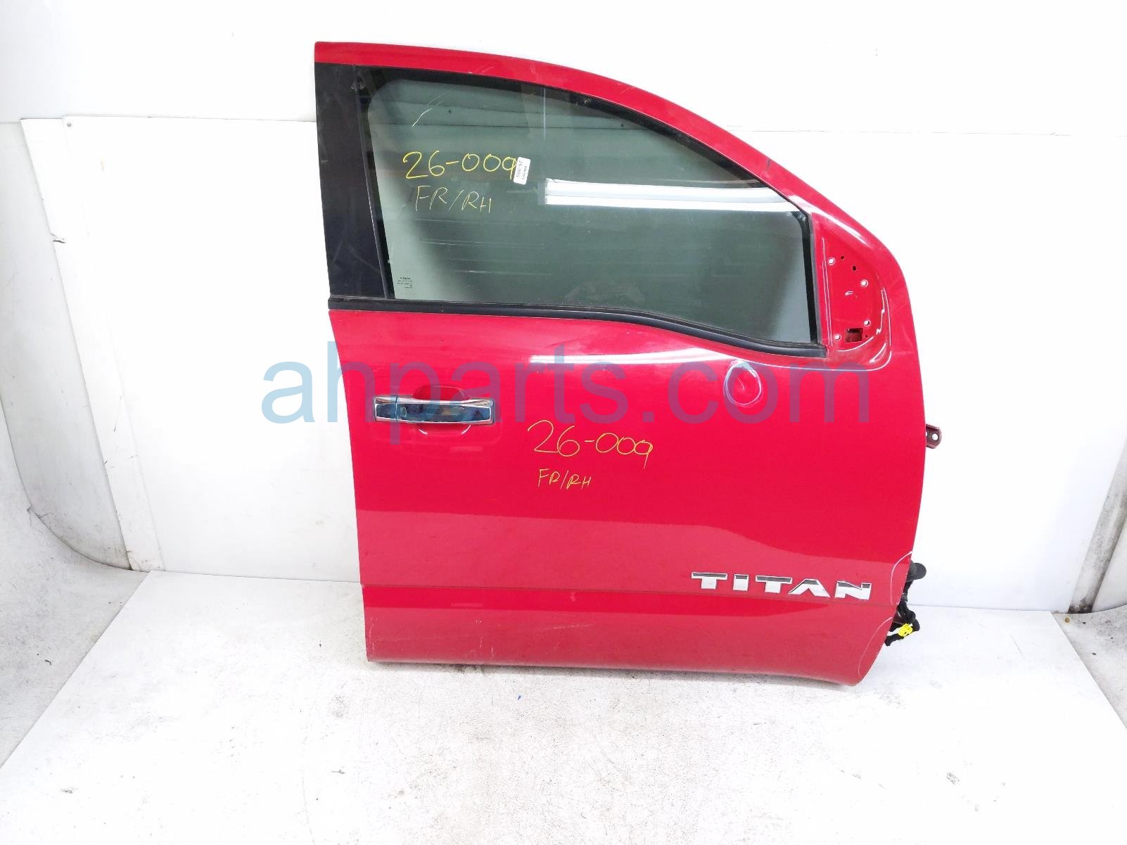 Nissan FR/RH DOOR - RED - NO MIRROR/TRIM
