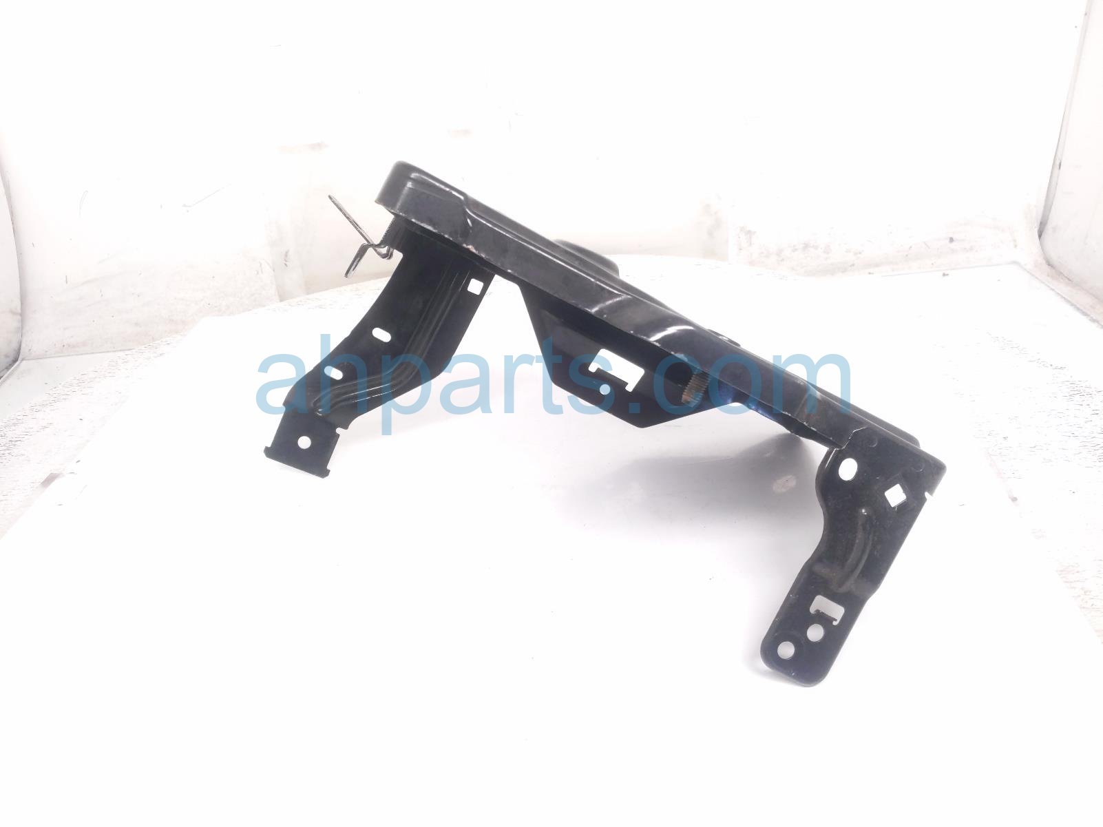 2018 Jeep Renegade Battery Tray 1.4l 6106048AA Replacement 2018 Jeep Renegade Battery Tray 1.4l 6106048AA Replacement thumbnail