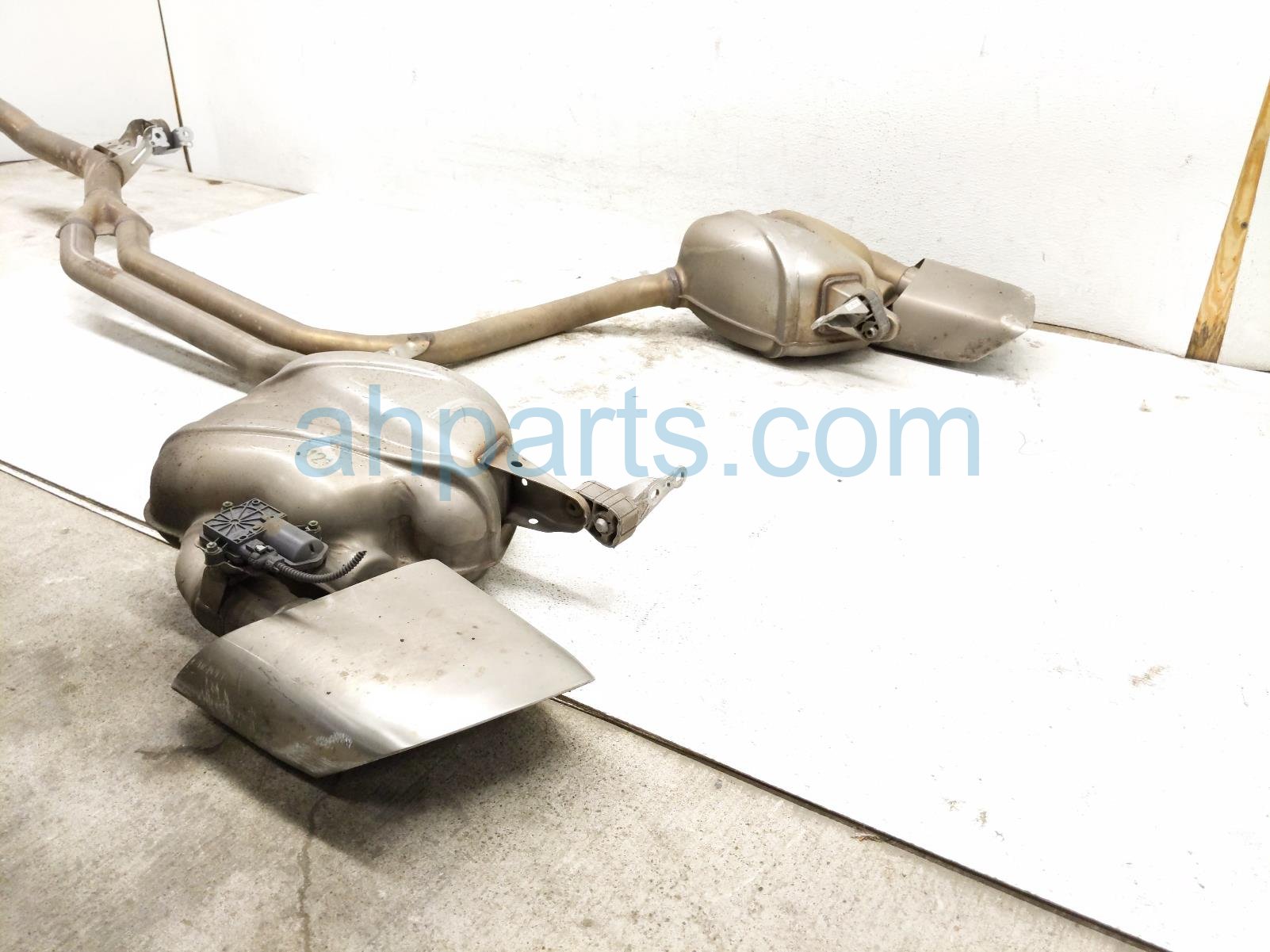 2021 Porsche Macan Rear Exhaust Muffler 2.0l Awd 95B 253 487 GY Replacement 2021 Porsche Macan Rear Exhaust Muffler 2.0l Awd 95B 253 487 GY Replacement thumbnail