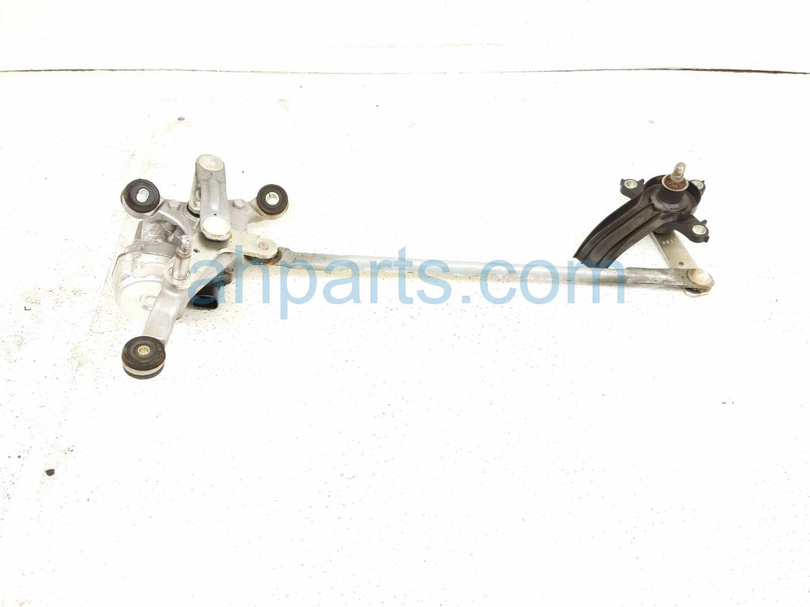 Honda WINDSHIELD WIPER MOTOR W/ARM ASSY