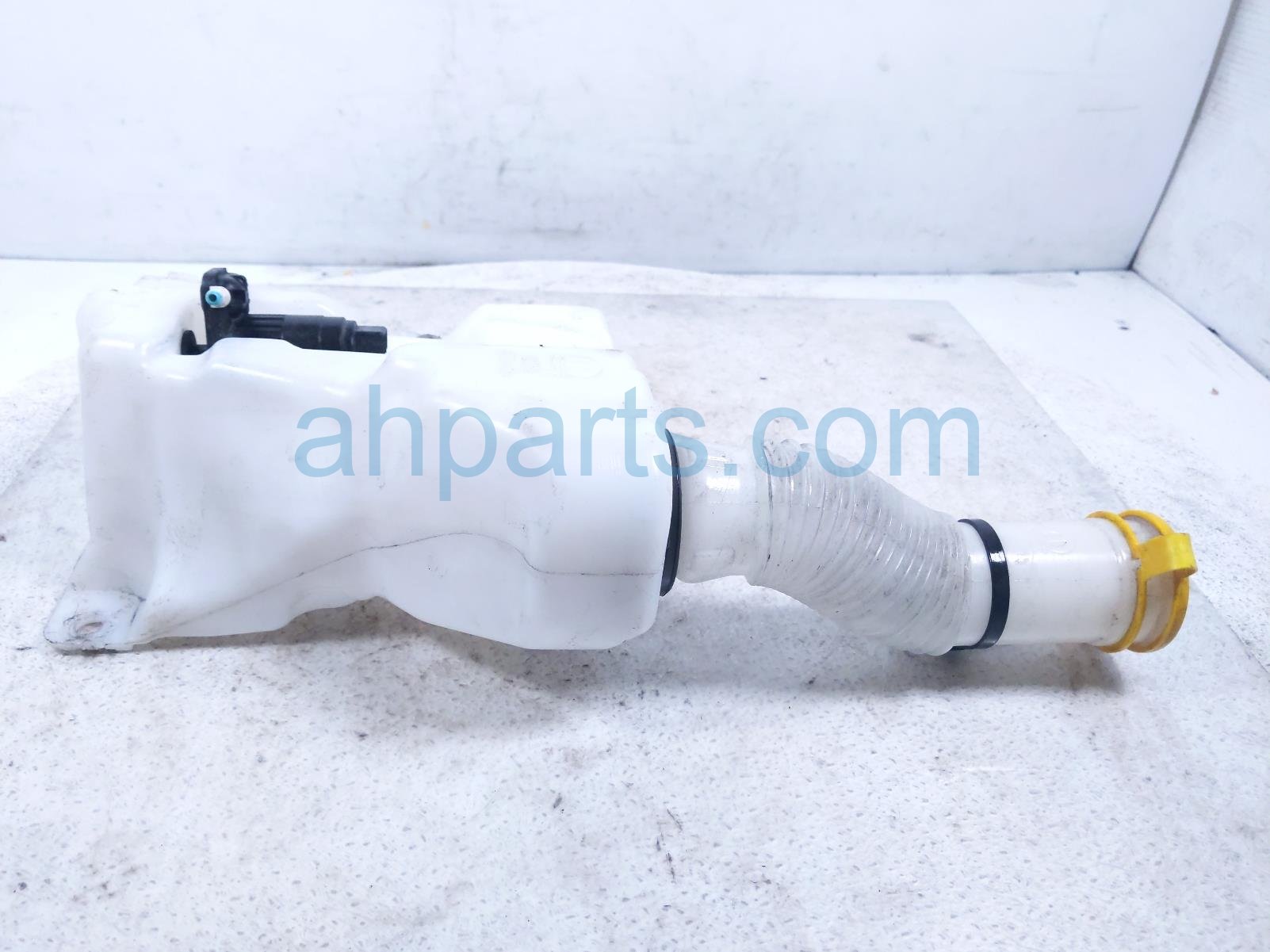 2018 Jeep Renegade Windshield Washer Reservoir W/pump 68595933AA Replacement 2018 Jeep Renegade Windshield Washer Reservoir W/pump 68595933AA Replacement thumbnail