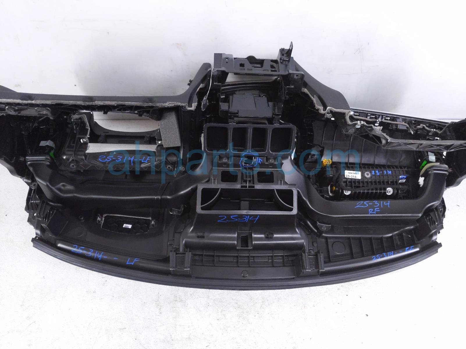 2023 Volvo Xc90 Dashboard W/ Airbag Black 31688113 Replacement 2023 Volvo Xc90 Dashboard W/ Airbag Black 31688113 Replacement thumbnail