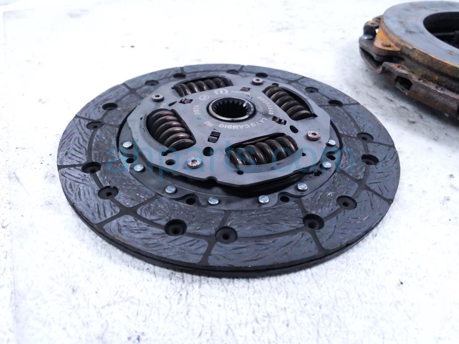 2018 Jeep Renegade Clutch Pressure Plate + Disc 1.4l 68267909AA Replacement 2018 Jeep Renegade Clutch Pressure Plate + Disc 1.4l 68267909AA Replacement thumbnail