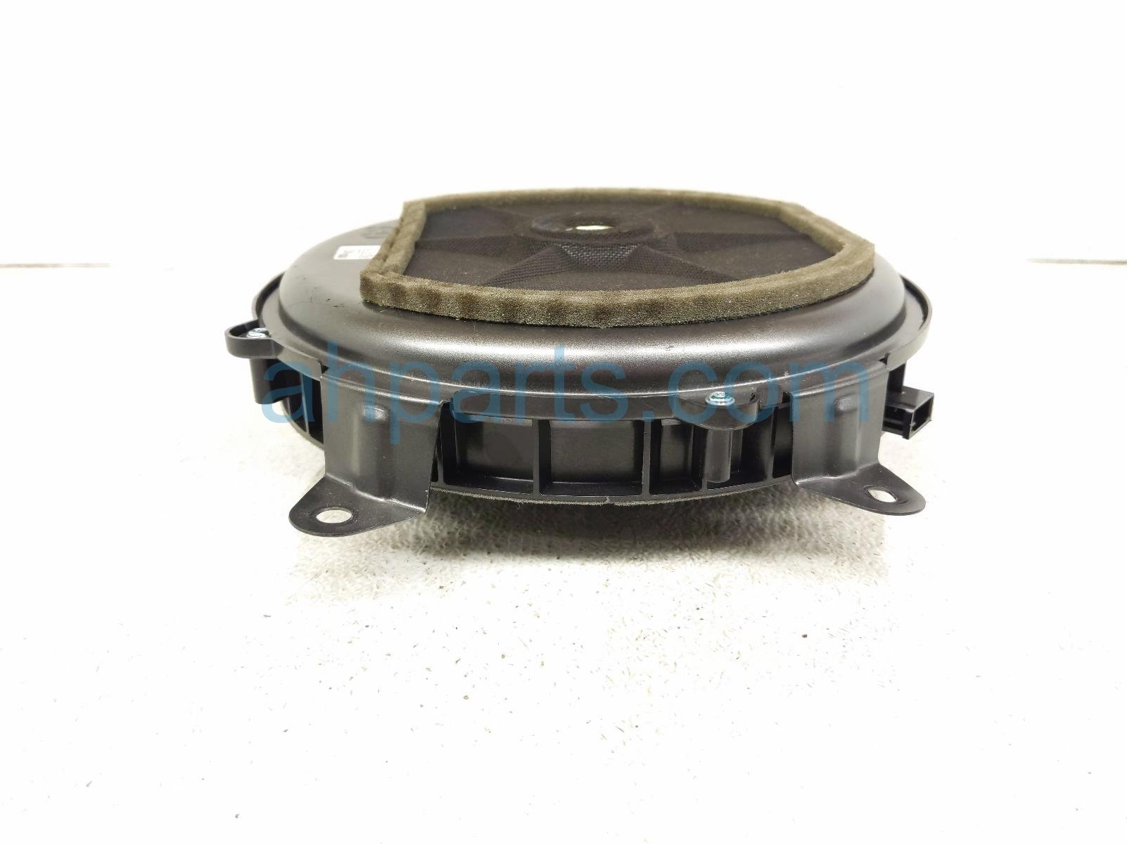 2015 Lexus Gs350 Rear Subwoofer Speaker 86160 0WW40 Replacement 2015 Lexus Gs350 Rear Subwoofer Speaker 86160 0WW40 Replacement thumbnail