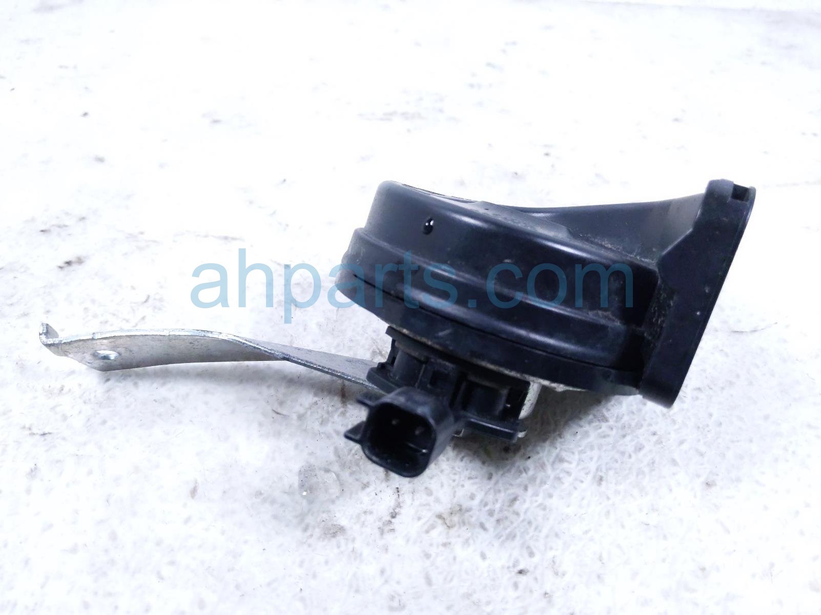 2018 Jeep Renegade High Note Horn Passenger 68530110AA Replacement 2018 Jeep Renegade High Note Horn Passenger 68530110AA Replacement thumbnail