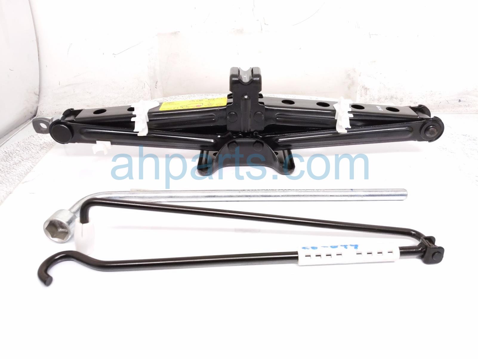 2020 Land Rover Range Rover Sport Scissor Jack W/lug Wrench & Tools LR177978 Replacement 2020 Land Rover Range Rover Sport Scissor Jack W/lug Wrench & Tools LR177978 Replacement thumbnail