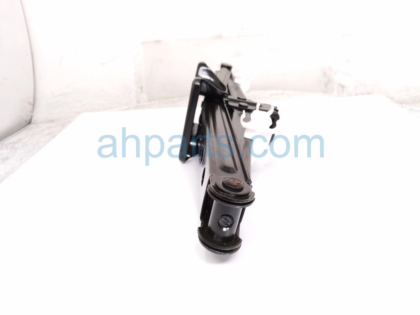 2020 Land Rover Range Rover Sport Scissor Jack W/lug Wrench & Tools LR177978 Replacement 2020 Land Rover Range Rover Sport Scissor Jack W/lug Wrench & Tools LR177978 Replacement thumbnail