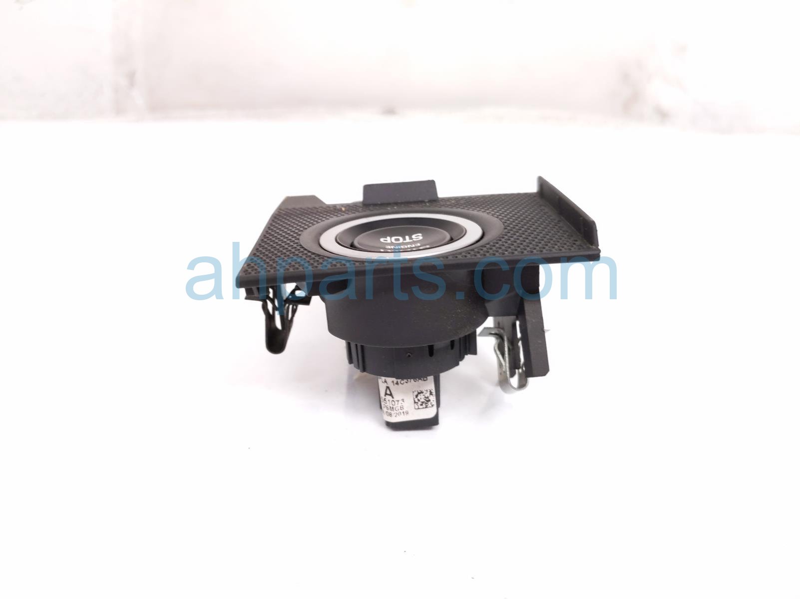 2020 Land Rover Range Rover Sport Ignition Column Push Start / Stop Button Switch LR070381 Replacement 2020 Land Rover Range Rover Sport Ignition Column Push Start / Stop Button Switch LR070381 Replacement thumbnail