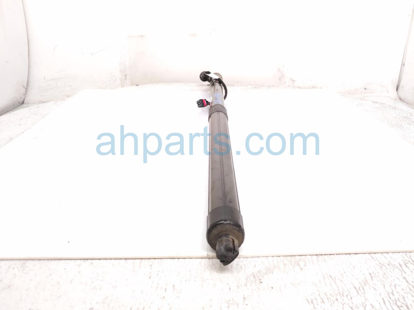2020 Land Rover Range Rover Sport Driver Power Liftgate Strut Actuator LR165919 Replacement 2020 Land Rover Range Rover Sport Driver Power Liftgate Strut Actuator LR165919 Replacement thumbnail
