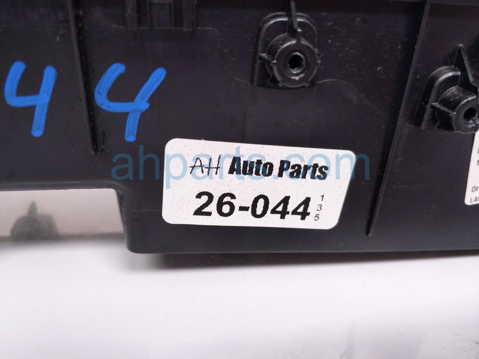 2020 Land Rover Range Rover Sport Center Console Cup Hld Box blk LR159344 Replacement 2020 Land Rover Range Rover Sport Center Console Cup Hld Box blk LR159344 Replacement thumbnail