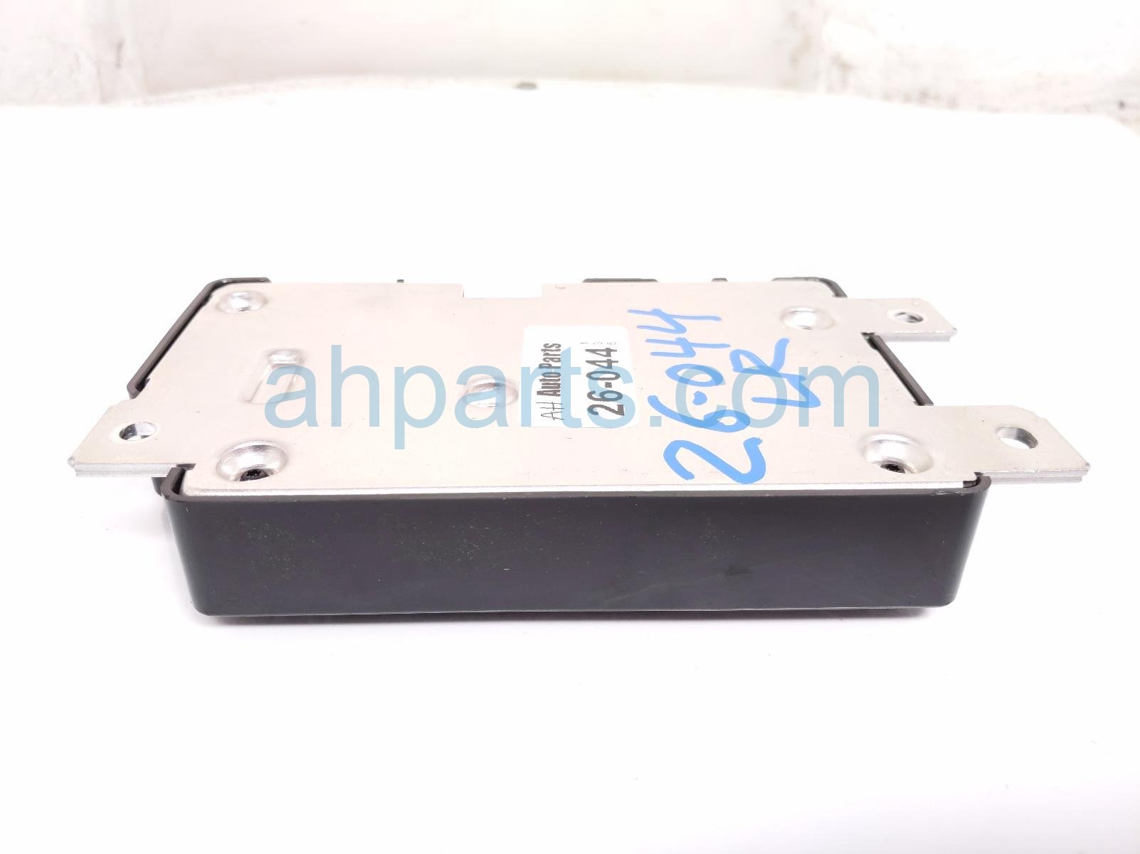 2020 Land Rover Range Rover Sport Telematics Control Unit Rear Driver J8A2 70718 FV Replacement 2020 Land Rover Range Rover Sport Telematics Control Unit Rear Driver J8A2 70718 FV Replacement thumbnail