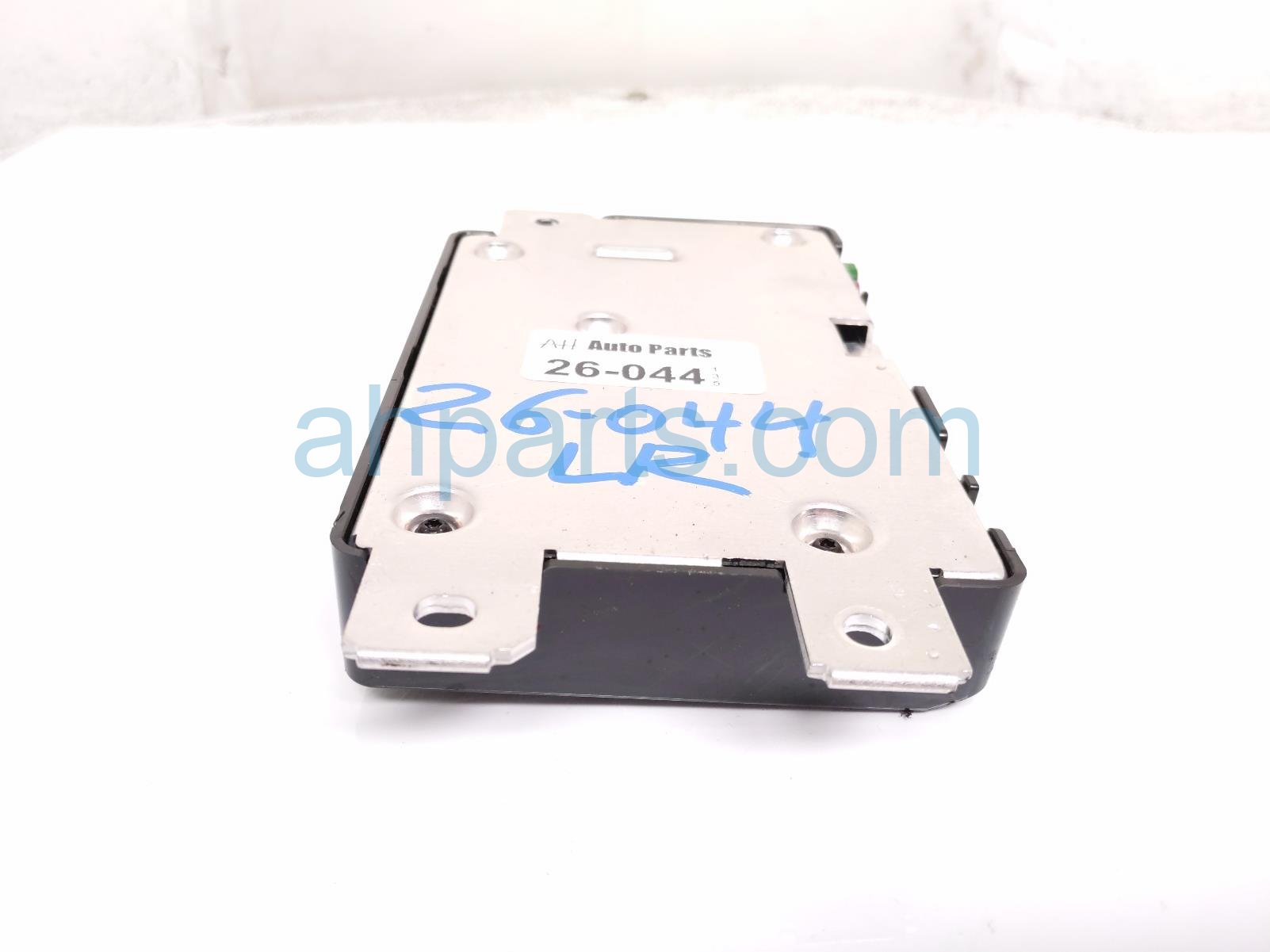 2020 Land Rover Range Rover Sport Telematics Control Unit Rear Driver J8A2 70718 FV Replacement 2020 Land Rover Range Rover Sport Telematics Control Unit Rear Driver J8A2 70718 FV Replacement thumbnail