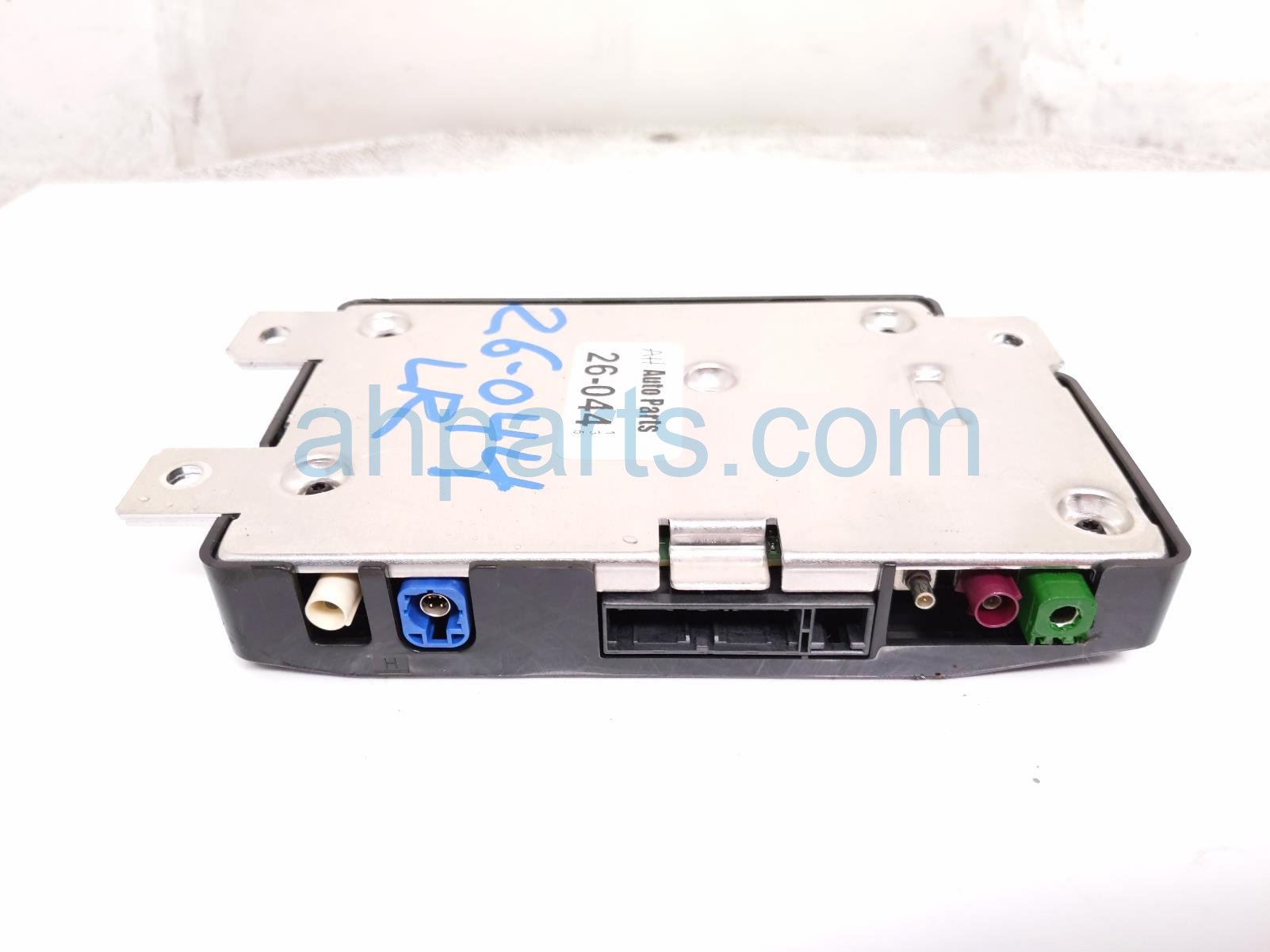 2020 Land Rover Range Rover Sport Telematics Control Unit Rear Driver J8A2 70718 FV Replacement 2020 Land Rover Range Rover Sport Telematics Control Unit Rear Driver J8A2 70718 FV Replacement thumbnail