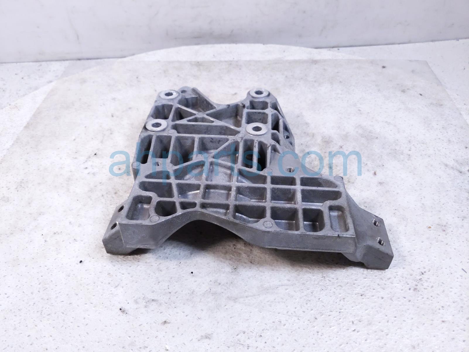 2018 Acura MDX Engine/motor Mount Ac Compressor Bracket hybrid Awd 38930 5WS A00 Replacement 2018 Acura MDX Engine/motor Mount Ac Compressor Bracket hybrid Awd 38930 5WS A00 Replacement thumbnail