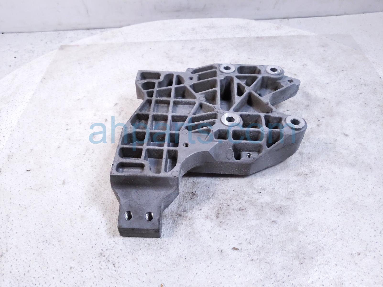 2018 Acura MDX Engine/motor Mount Ac Compressor Bracket hybrid Awd 38930 5WS A00 Replacement 2018 Acura MDX Engine/motor Mount Ac Compressor Bracket hybrid Awd 38930 5WS A00 Replacement thumbnail
