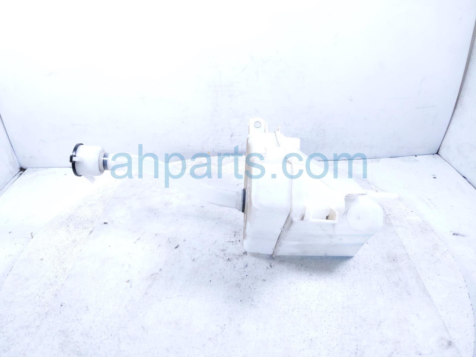 $150 Toyota WINDSHIELD WASHER RESERVOIR W/PUMP