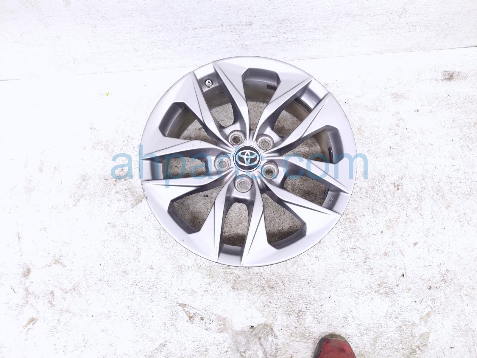 $195 Toyota FR/RH WHEEL / RIM -