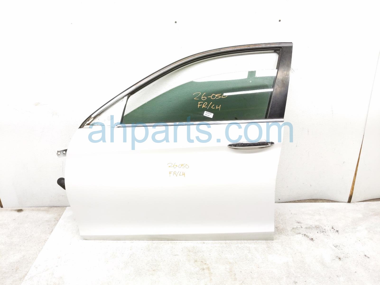 $595 Honda FR/LH DOOR - WHITE - NO MIRROR/TRIM