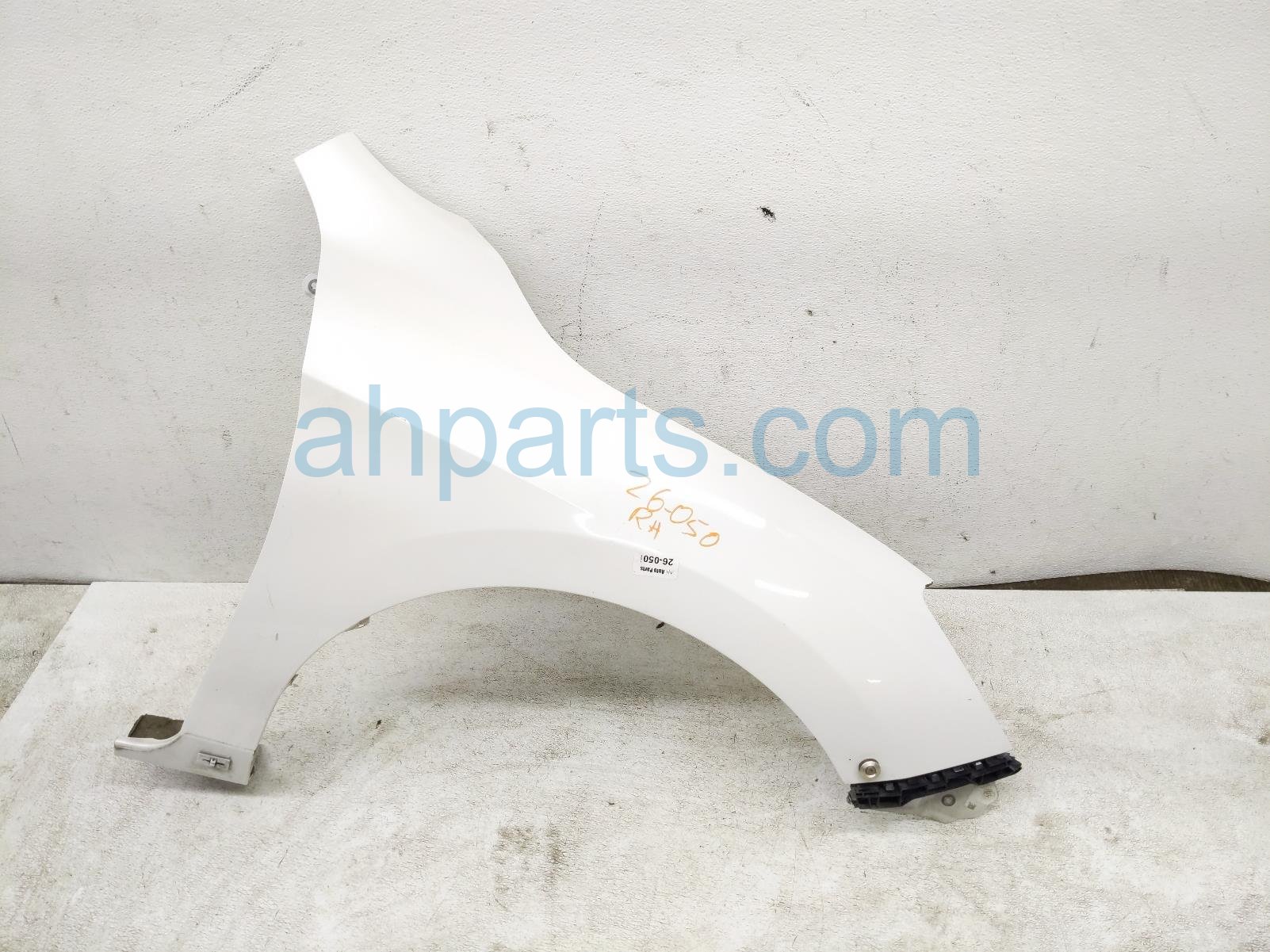 $140 Honda RH FENDER - WHITE *DRILLED