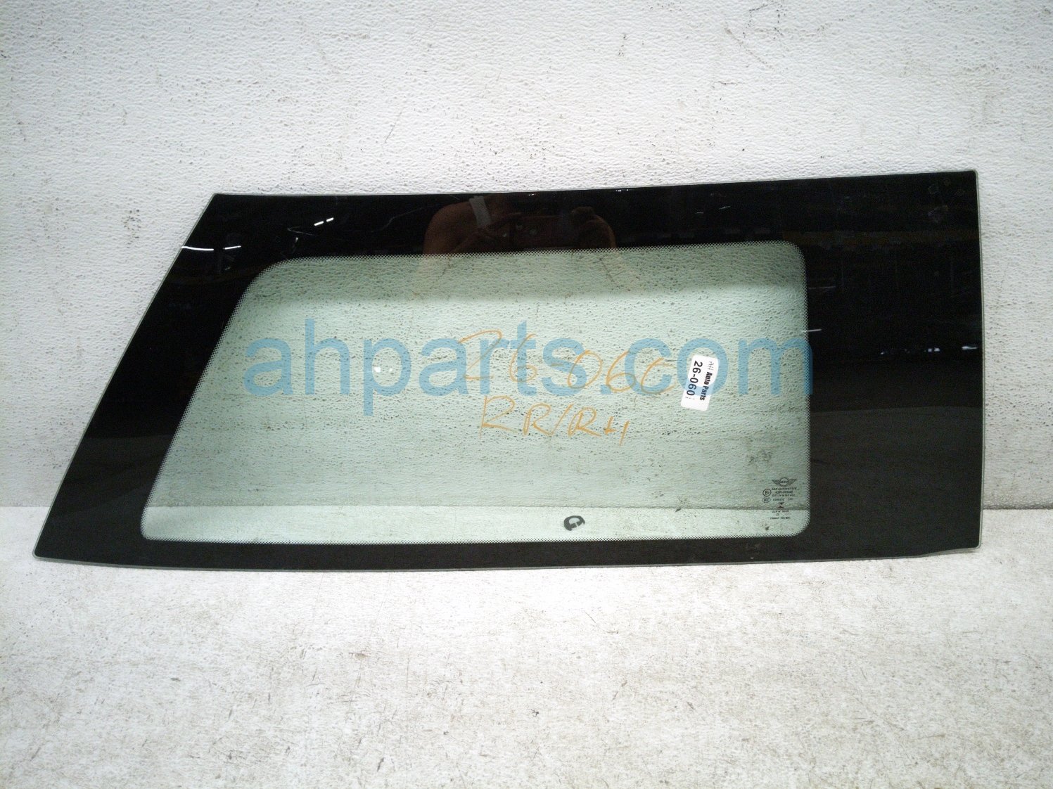 $75 BMW RH QUARTER WINDOW GLASS