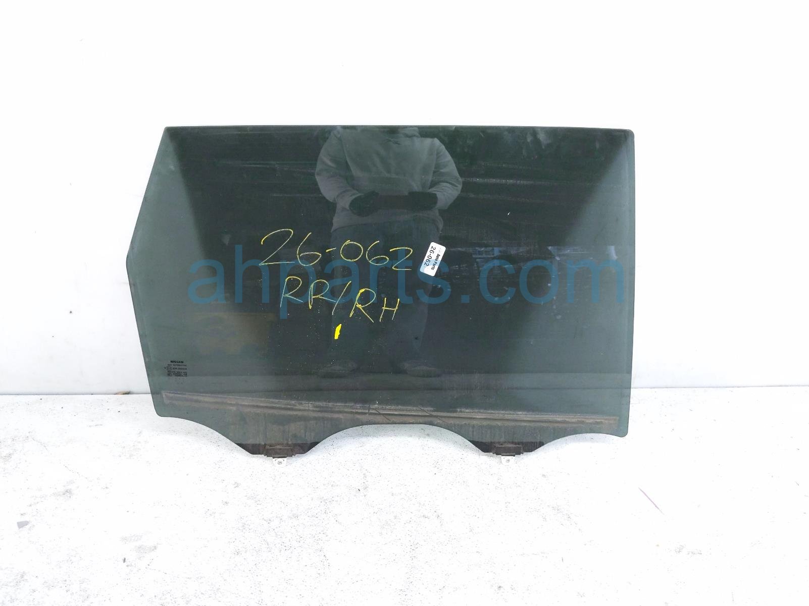 Nissan RR/RH DOOR GLASS WINDOW